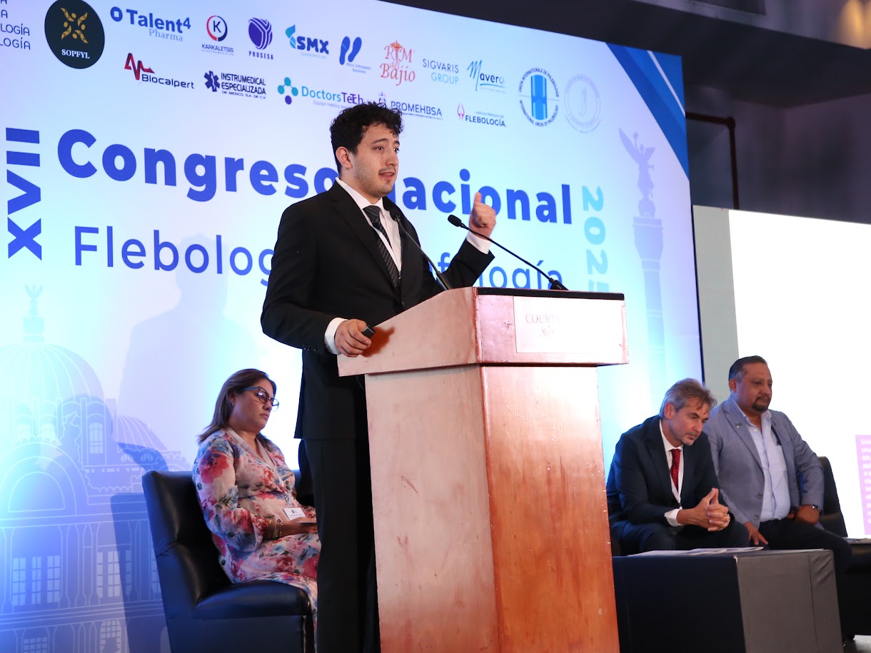 Fernando Vega en el pódium del Congreso Nacional de Flebología