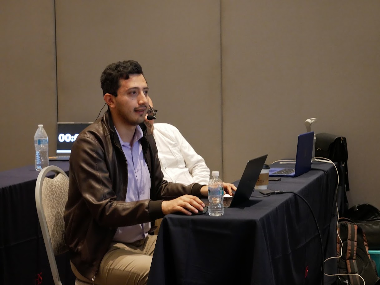 Fernando Vega participando en una mesa de conversación